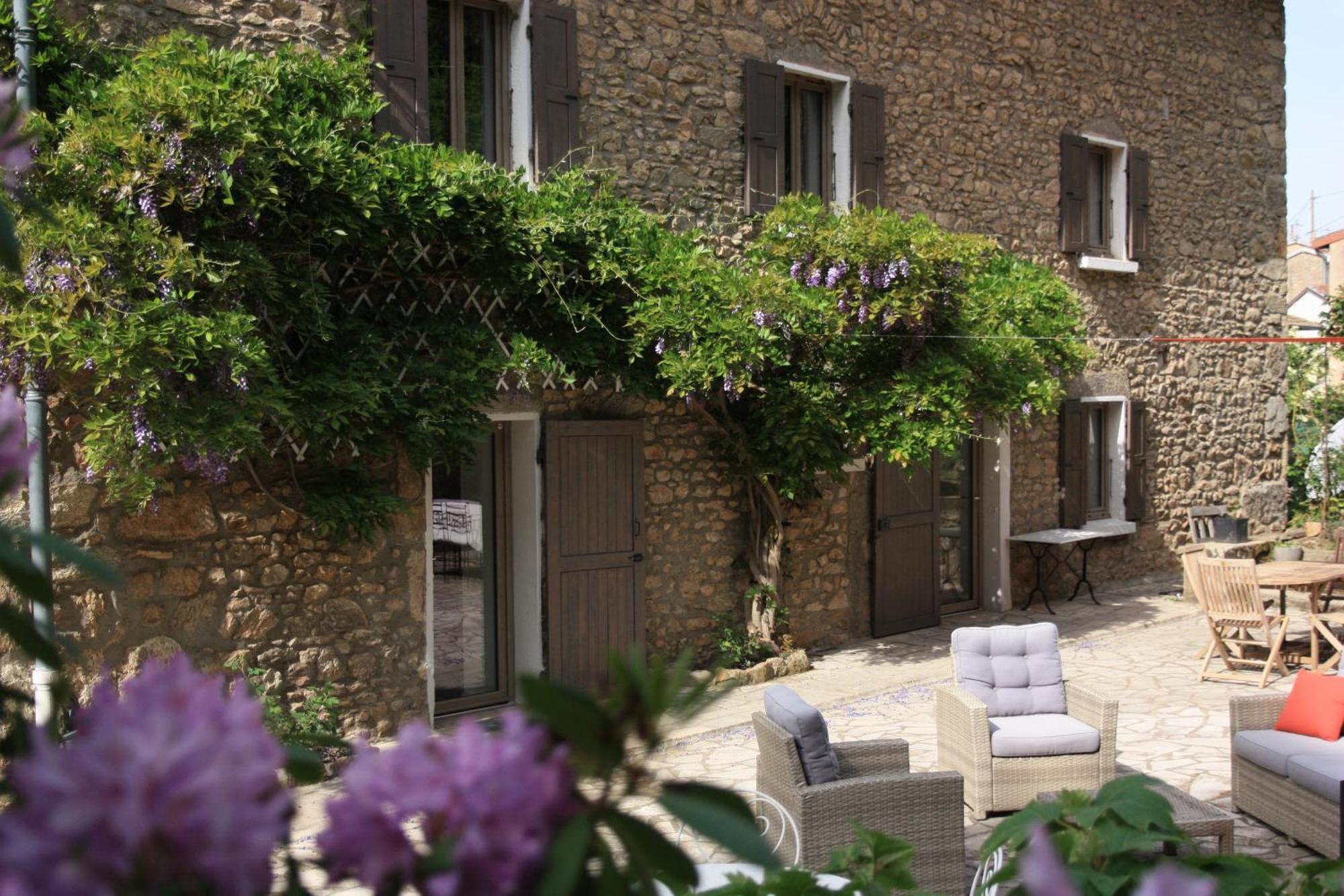Bed and Breakfast Un Jardin Secret Yzeron Экстерьер фото