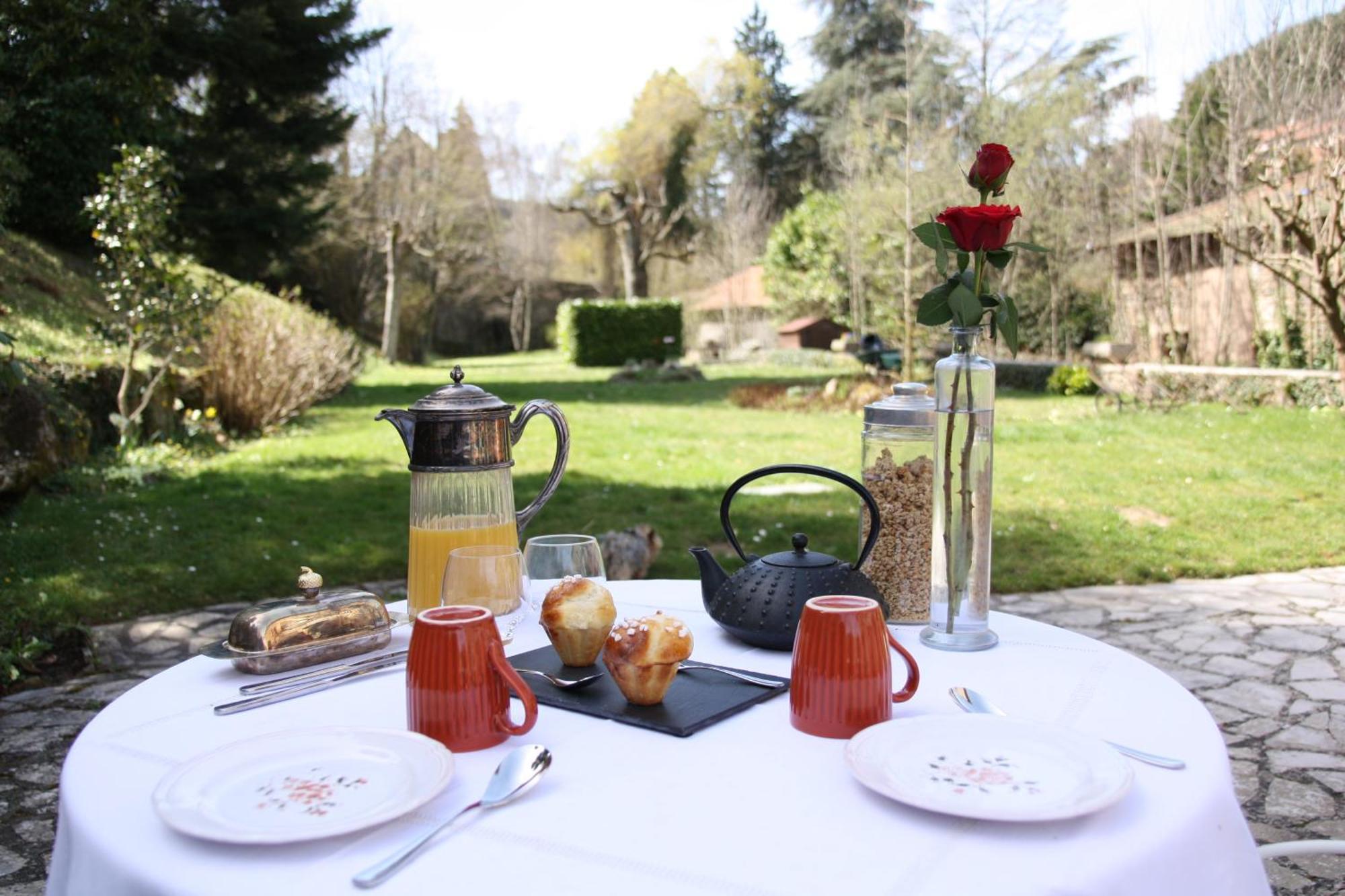 Bed and Breakfast Un Jardin Secret Yzeron Экстерьер фото