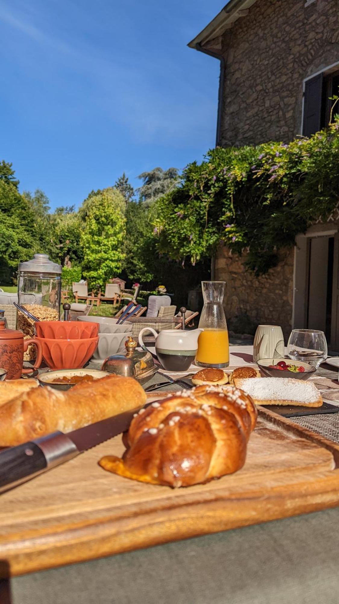 Bed and Breakfast Un Jardin Secret Yzeron Экстерьер фото